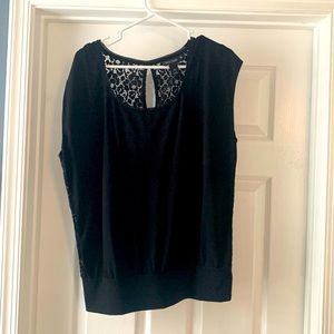 Sleeveless blouse with lace back